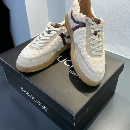 Babouche Lifestyle - Modische Sneaker in Beige und Bordeaux mit Teddyfell