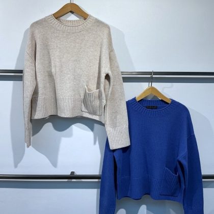Oui - Rundhalspullover mit Rippenstrickbündchen und kleiner aufgesetzter Tasche in zwei Farben