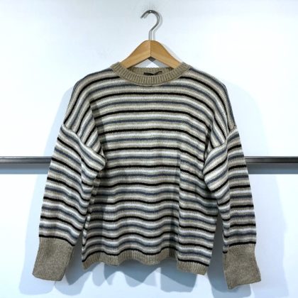 Karma – Kuscheliger gestreifter Strickpullover