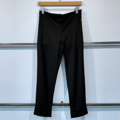 Karma Concept - Schwarze leicht elastische Hose mit Aufschlag