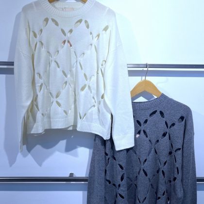 Lui Jo - Rundhalspullover aus 100% Wolle mit Cut-Outs in 2 Farben (Wollweiss und Grau)