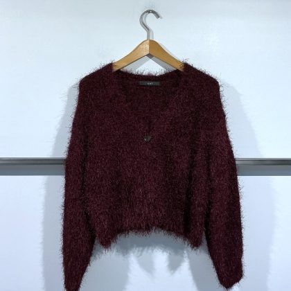 Oui – Aktuelle Strickweste aus Fransengarn in Bordeaux