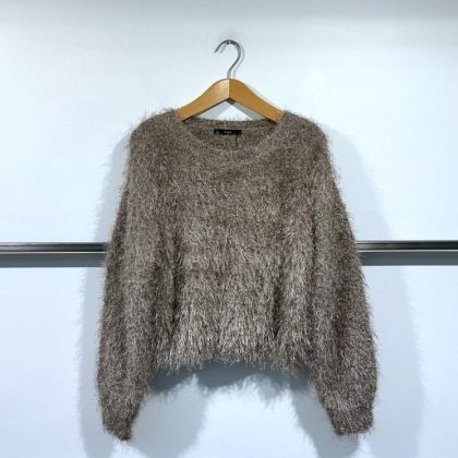 Oui – Rundhalspullover aus aktuellem Fransengarn in Smokey Taupe
