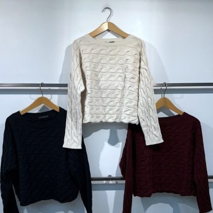 Oui - Pullover in aufwendigem Zopfmuster quergestrickt in zwei Farben