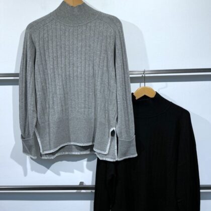 Anna Seravalli - Weicher Pullover mit Turtleneck-Kragen und farblich abgesetzter Stickerei an den Bündchen