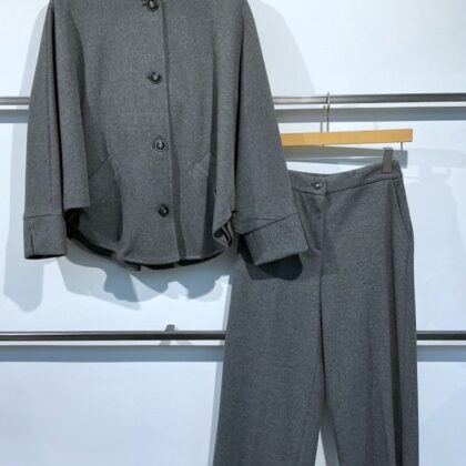 Anna Seravalli - Schmale Hose mit kleinem Schlitz am Saum  und Cape-Jacke mit Stehkragen