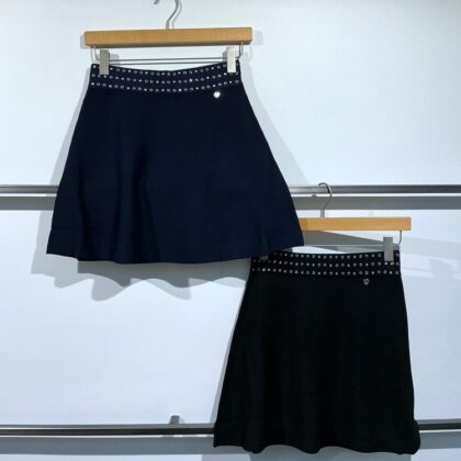 Liu Jo – Kurzer ausgestellter Strickrock mit Schmucknieten am Bund