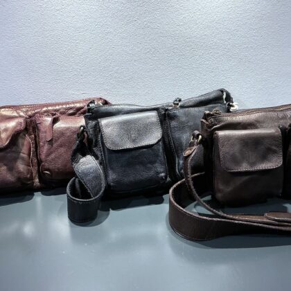 Biba - Kleine Leder-Umhängetasche mit zwei verschließbaren Außentaschen